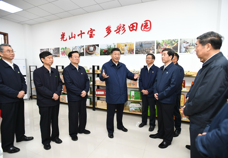 9月16日至18日，中共中央總書記、國家主席、中央軍委主席習(xí)近平在河南考察。這是17日上午，習(xí)近平在信陽市光山縣文殊鄉(xiāng)東岳村文化接待中心，了解光山縣脫貧工作和中辦在光山縣扶貧工作情況。新華社記者 謝環(huán)馳 攝