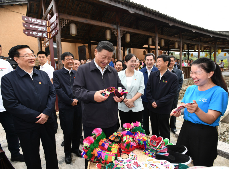 　　9月16日至18日，中共中央總書記、國家主席、中央軍委主席習(xí)近平在河南考察。這是16日下午，習(xí)近平在信陽市新縣田鋪鄉(xiāng)田鋪大塆考察調(diào)研。 新華社記者 謝環(huán)馳 攝