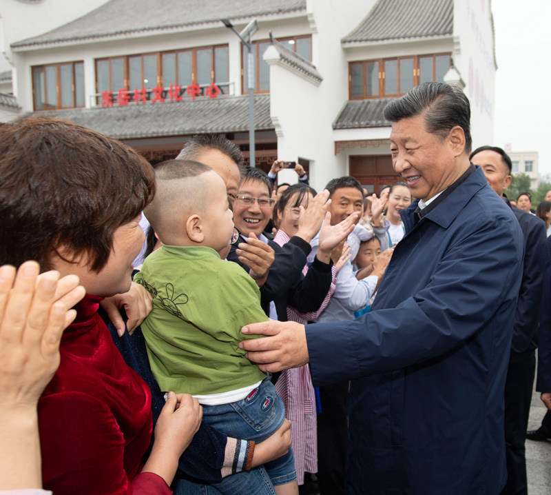 9月16日至18日，中共中央總書記、國家主席、中央軍委主席習(xí)近平在河南考察。這是17日上午，習(xí)近平在信陽市光山縣文殊鄉(xiāng)東岳村同鄉(xiāng)親們親切交流，祝愿鄉(xiāng)親們生活芝麻開花節(jié)節(jié)高。新華社記者 謝環(huán)馳 攝