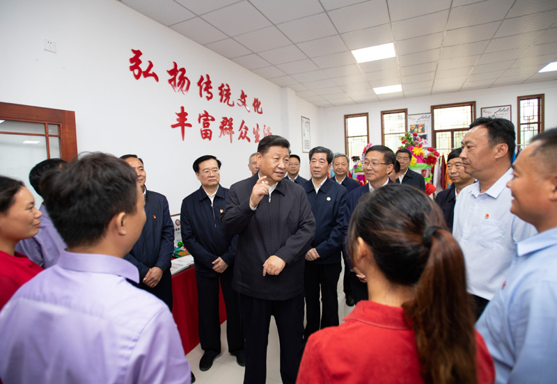 9月16日至18日，中共中央總書記、國家主席、中央軍委主席習(xí)近平在河南考察。這是17日上午，習(xí)近平在信陽市光山縣文殊鄉(xiāng)東岳村文化接待中心，同當(dāng)?shù)孛撠氈赂粠ь^人親切交流，勉勵(lì)他們帶動更多鄉(xiāng)親們致富。新華社記者 謝環(huán)馳 攝