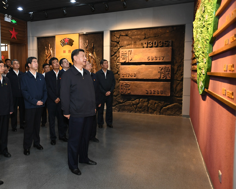 9月16日至18日，中共中央總書記、國家主席、中央軍委主席習(xí)近平在河南考察。這是16日下午，習(xí)近平來到位于信陽市新縣的鄂豫皖蘇區(qū)首府烈士陵園，瞻仰革命烈士紀(jì)念堂。 新華社記者 謝環(huán)馳 攝