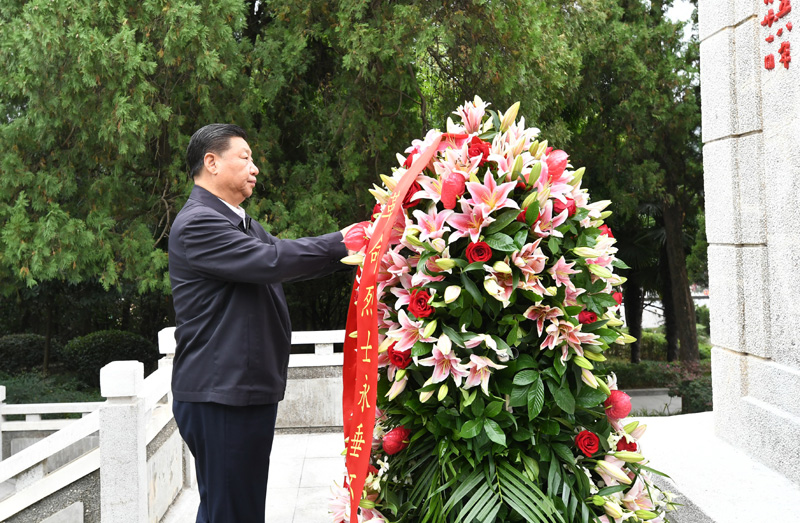 　　9月16日至18日，中共中央總書記、國家主席、中央軍委主席習(xí)近平在河南考察。這是16日下午，習(xí)近平來到位于信陽市新縣的鄂豫皖蘇區(qū)首府烈士陵園，瞻仰革命烈士紀(jì)念碑，向革命先烈敬獻(xiàn)花籃。 新華社記者 謝環(huán)馳 攝