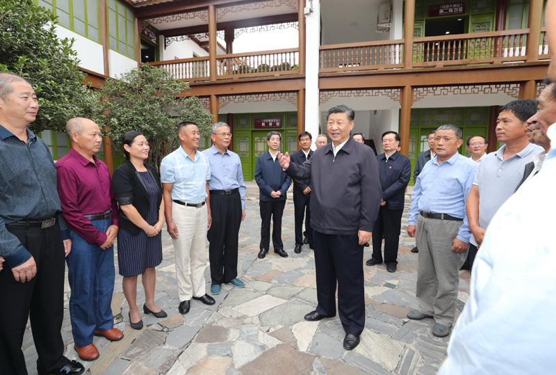 　　9月16日至18日，中共中央總書記、國家主席、中央軍委主席習(xí)近平在河南考察。這是16日下午，習(xí)近平在位于信陽市新縣的鄂豫皖蘇區(qū)首府革命博物館，同當(dāng)?shù)丶t軍后代、革命烈士家屬代表親切交談。 新華社記者 鞠鵬 攝