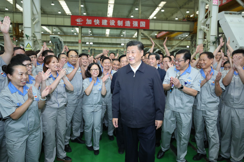 9月16日至18日，中共中央總書記、國家主席、中央軍委主席習(xí)近平在河南考察。這是17日下午，習(xí)近平在鄭州煤礦機(jī)械集團(tuán)股份有限公司總裝車間同工人們親切交流，鼓勵(lì)他們加強(qiáng)自主創(chuàng)新，爭創(chuàng)發(fā)展戰(zhàn)略優(yōu)勢。新華社記者 鞠鵬 攝