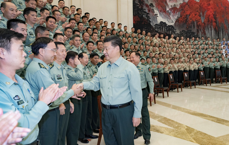 9月16日至18日，中共中央總書記、國家主席、中央軍委主席習(xí)近平在河南考察。這是18日上午，習(xí)近平在鄭州親切接見駐河南部隊(duì)副師職以上領(lǐng)導(dǎo)干部和團(tuán)級單位主官，代表黨中央和中央軍委向駐河南部隊(duì)全體官兵致以誠摯問候。新華社記者 李剛 攝