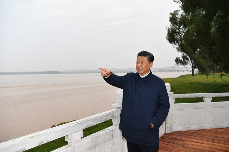 9月16日至18日，中共中央總書記、國家主席、中央軍委主席習(xí)近平在河南考察。這是17日下午，習(xí)近平在鄭州黃河國家地質(zhì)公園，眺望黃河鄭州段。新華社記者 謝環(huán)馳 攝
