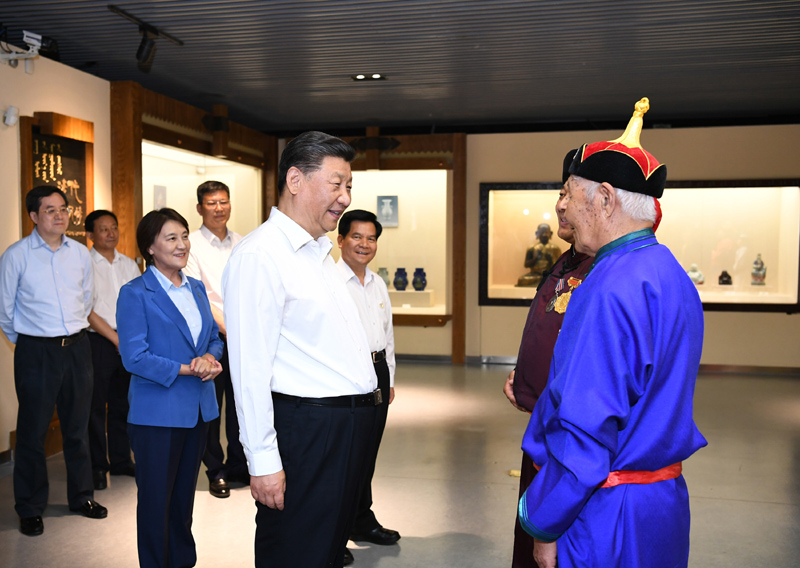 7月15日至16日，中共中央總書記、國(guó)家主席、中央軍委主席習(xí)近平在內(nèi)蒙古考察并指導(dǎo)開(kāi)展“不忘初心、牢記使命”主題教育。這是15日上午，習(xí)近平在赤峰博物館同古典民族史詩(shī)《格薩（斯）爾》非物質(zhì)文化遺產(chǎn)傳承人親切交談。