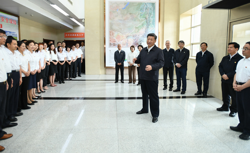 7月15日至16日，中共中央總書記、國(guó)家主席、中央軍委主席習(xí)近平在內(nèi)蒙古考察并指導(dǎo)開(kāi)展“不忘初心、牢記使命”主題教育。這是16日上午，習(xí)近平到內(nèi)蒙古自治區(qū)自然資源廳，實(shí)地調(diào)研指導(dǎo)開(kāi)展“不忘初心、牢記使命”主題教育。