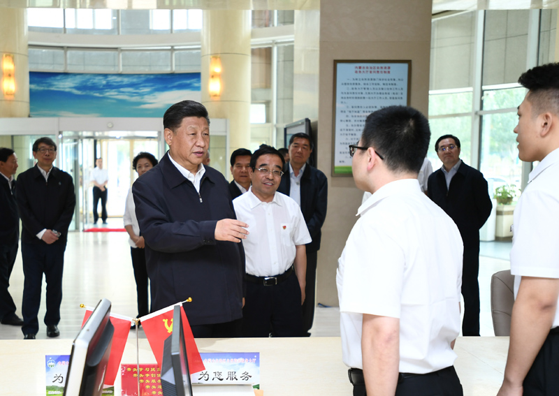 7月15日至16日，中共中央總書記、國(guó)家主席、中央軍委主席習(xí)近平在內(nèi)蒙古考察并指導(dǎo)開(kāi)展“不忘初心、牢記使命”主題教育。這是16日上午，習(xí)近平在內(nèi)蒙古自治區(qū)自然資源廳自然資源政務(wù)大廳同工作人員交談，了解開(kāi)展主題教育和落實(shí)便捷高效政務(wù)服務(wù)等情況。