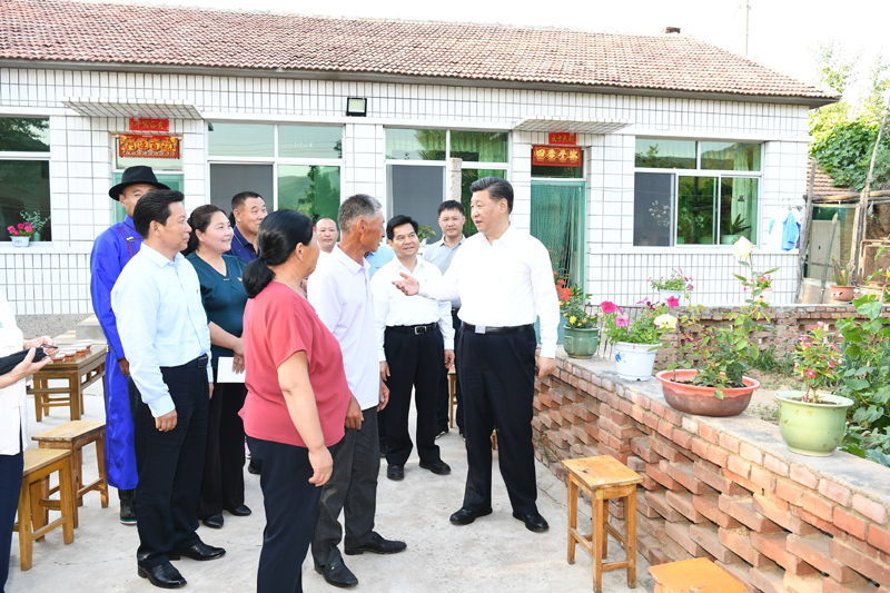 7月15日至16日，中共中央總書記、國(guó)家主席、中央軍委主席習(xí)近平在內(nèi)蒙古考察并指導(dǎo)開(kāi)展“不忘初心、牢記使命”主題教育。這是15日下午，習(xí)近平在赤峰市喀喇沁旗河南街道馬鞍山村村民張國(guó)利家，同基層干部群眾代表親切交流。