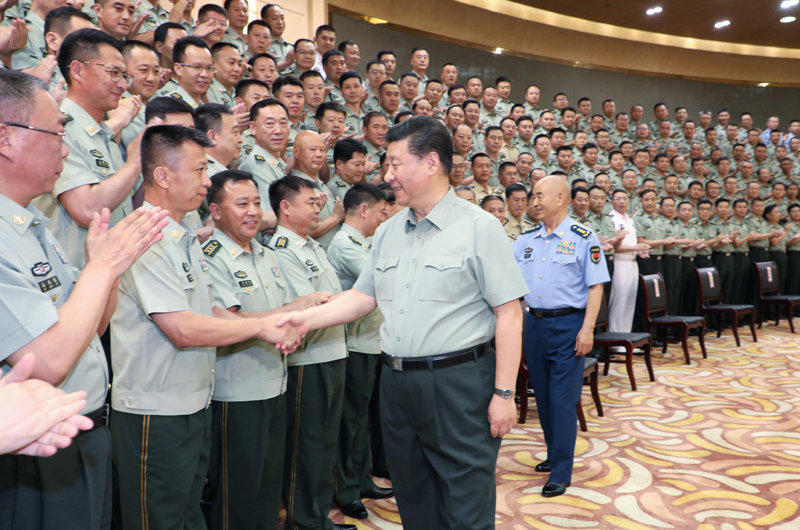 7月15日至16日，中共中央總書記、國(guó)家主席、中央軍委主席習(xí)近平在內(nèi)蒙古考察并指導(dǎo)開(kāi)展“不忘初心、牢記使命”主題教育。這是16日上午，習(xí)近平在呼和浩特親切接見(jiàn)駐內(nèi)蒙古部隊(duì)副師職以上領(lǐng)導(dǎo)干部和團(tuán)級(jí)單位主官，代表黨中央和中央軍委向駐內(nèi)蒙古部隊(duì)全體官兵致以誠(chéng)摯問(wèn)候。