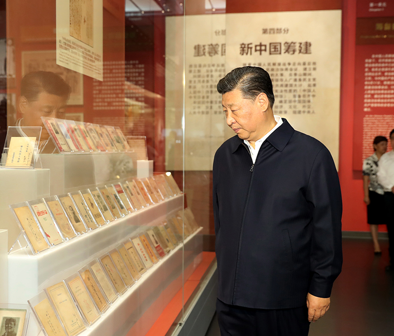 9月12日，中共中央總書記、國家主席、中央軍委主席習(xí)近平視察中共中央北京香山革命紀(jì)念地。這是習(xí)近平在香山革命紀(jì)念館參觀《為新中國奠基》主題展覽。
