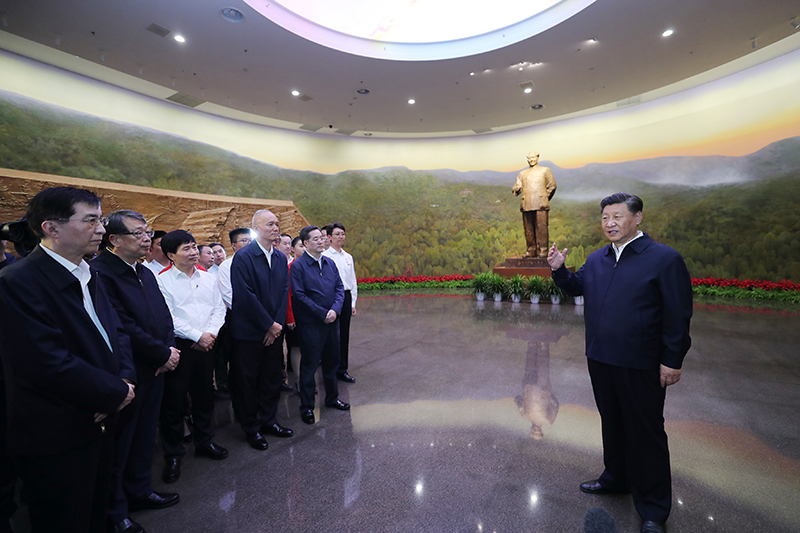 9月12日，中共中央總書記、國家主席、中央軍委主席習(xí)近平視察中共中央北京香山革命紀(jì)念地。這是習(xí)近平在香山革命紀(jì)念館參觀《為新中國奠基》主題展覽，并發(fā)表重要講話。