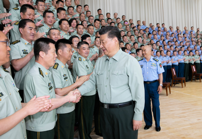 8月22日，中共中央總書記、國家主席、中央軍委主席習近平到空軍某基地視察。這是習近平親切接見駐甘肅部隊副師職以上領(lǐng)導干部和團級單位主官。