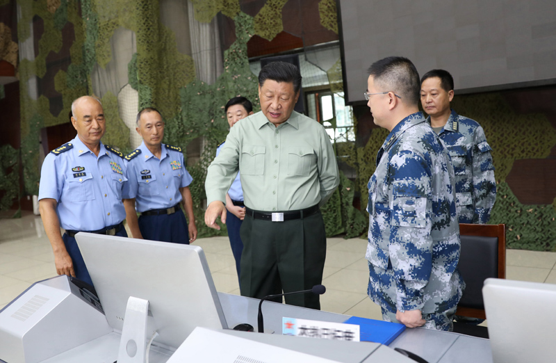 8月22日，中共中央總書記、國家主席、中央軍委主席習近平到空軍某基地視察。這是習近平察看基地作戰(zhàn)指揮中心，了解戰(zhàn)備值班和訓練情況。
