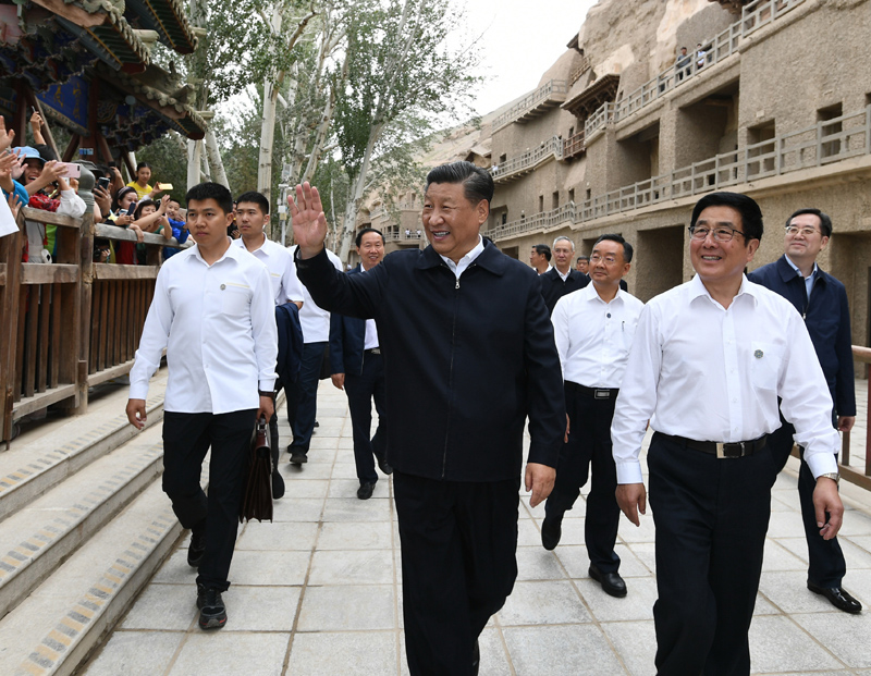 8月19日至22日，中共中央總書記、國家主席、中央軍委主席習(xí)近平在甘肅考察。這是19日下午，習(xí)近平在敦煌莫高窟考察調(diào)研時，向正在參觀的游客親切招手致意。