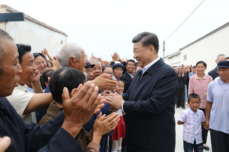 8月19日至22日，中共中央總書記、國家主席、中央軍委主席習(xí)近平在甘肅考察。這是21日上午，習(xí)近平在武威市古浪縣黃花灘生態(tài)移民區(qū)富民新村同村民親切交談。