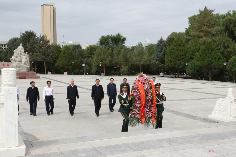 8月19日至22日，中共中央總書記、國家主席、中央軍委主席習(xí)近平在甘肅考察。這是20日上午，習(xí)近平來到張掖市高臺縣，瞻仰中國工農(nóng)紅軍西路軍紀念碑，向革命先烈敬獻花籃。