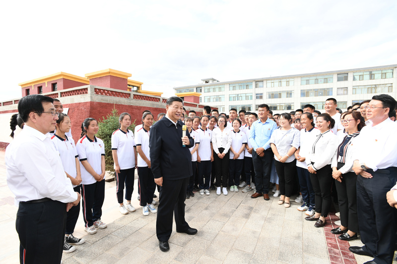 8月19日至22日，中共中央總書記、國家主席、中央軍委主席習(xí)近平在甘肅考察。這是20日下午，習(xí)近平在張掖市山丹培黎學(xué)校同師生親切交流。