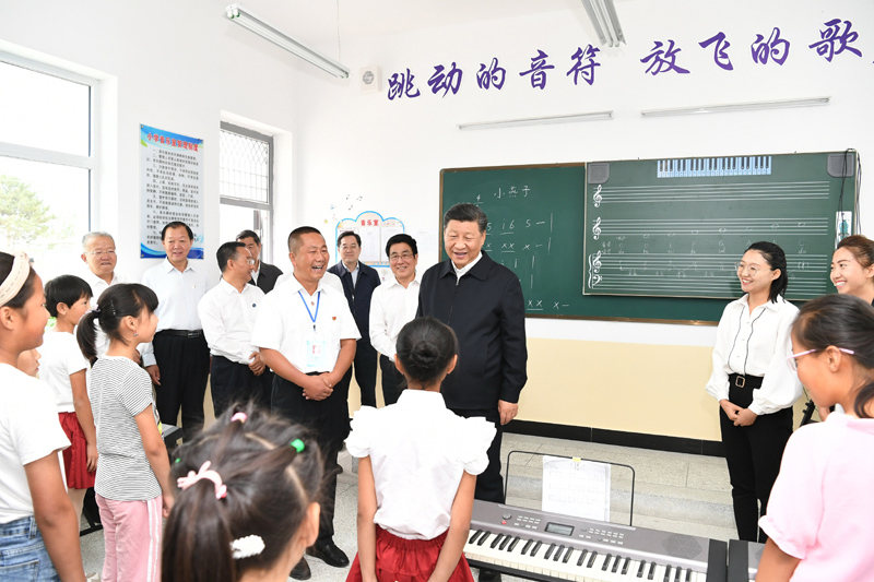 8月19日至22日，中共中央總書記、國家主席、中央軍委主席習(xí)近平在甘肅考察。這是21日上午，習(xí)近平在武威市古浪縣黃花灘生態(tài)移民區(qū)富民新村富民小學(xué)的音樂教室，認真觀看正在進行的音樂課教學(xué)。