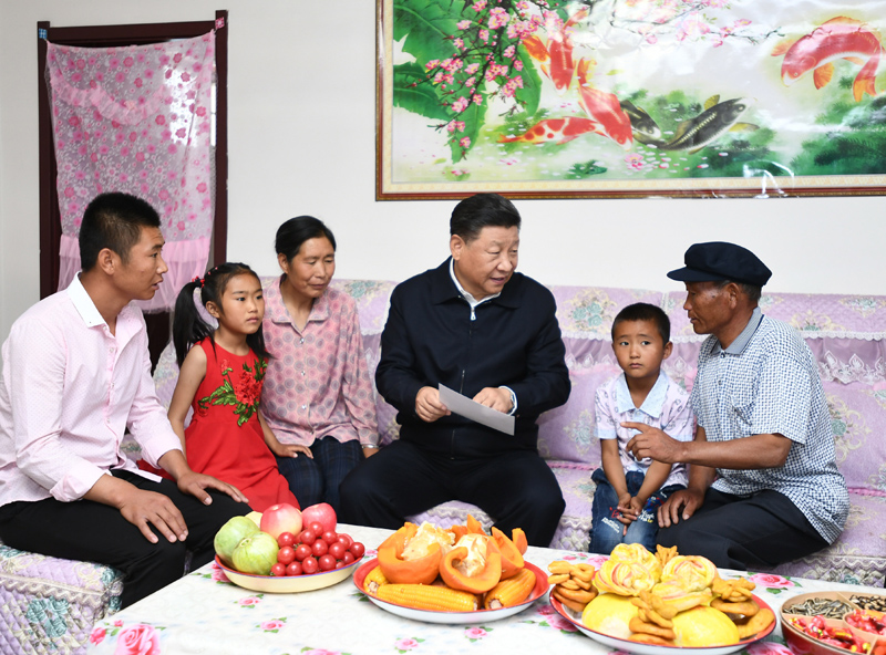 8月19日至22日，中共中央總書記、國家主席、中央軍委主席習(xí)近平在甘肅考察。這是21日上午，習(xí)近平在武威市古浪縣黃花灘生態(tài)移民區(qū)富民新村村民李應(yīng)川家，同李應(yīng)川一家拉家常。