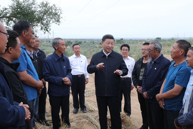 8月19日至22日，中共中央總書記、國家主席、中央軍委主席習(xí)近平在甘肅考察。這是21日上午，習(xí)近平在武威市古浪縣八步沙林場同“六老漢”代表及林場職工親切交談。