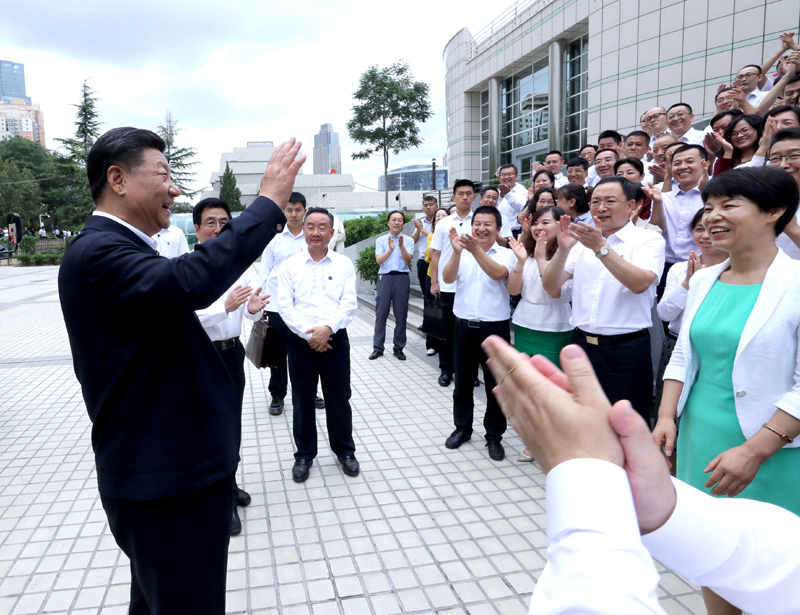 8月19日至22日，中共中央總書記、國家主席、中央軍委主席習(xí)近平在甘肅考察。這是21日下午，習(xí)近平在讀者出版集團有限公司同工作人員親切交談。