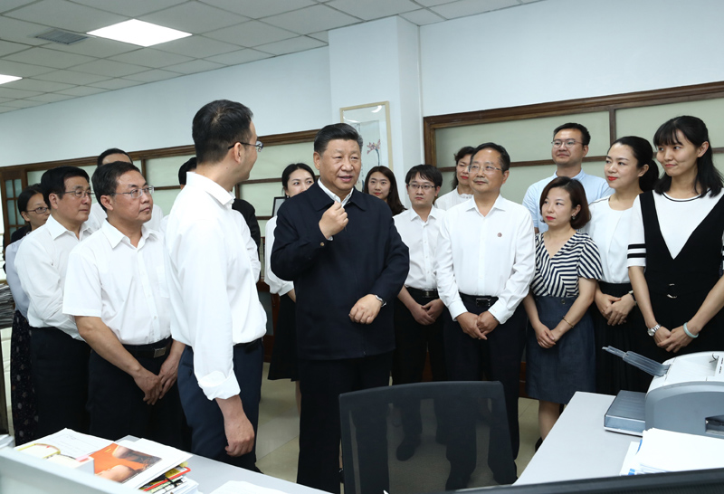 8月19日至22日，中共中央總書記、國家主席、中央軍委主席習(xí)近平在甘肅考察。這是21日下午，習(xí)近平在《讀者》編輯部同工作人員交流，勉勵他們?yōu)槿嗣裉峁└鄡?yōu)秀精神食糧。