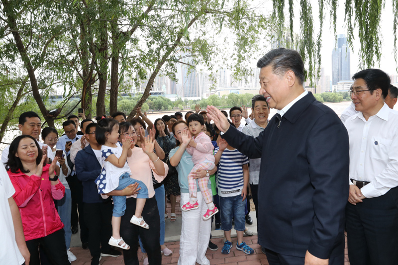 8月19日至22日，中共中央總書記、國家主席、中央軍委主席習(xí)近平在甘肅考察。這是21日下午，習(xí)近平在蘭州市黃河治理蘭鐵泵站項目點同正在休閑的群眾親切交談。